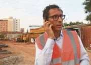 Jean-Claude Bastos auf der Baustelle seines Hochhausprojektes in der angolanischen Hauptstadt Luanda. (Bild: SRF)