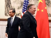 Die Interessen gehen immer weiter auseinander: China, vertreten durch Aussenminister Wang (links) und die USA, vertreten durch deren Aussenminister Pompeo am Montag in Peking (Bild: KEYSTONE/AP Pool Kyodo News/DAISUKE SUZUKI)