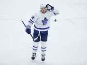 Torontos Stürmer Auston Matthews provoziert nach seinem Tor zur 6:5-Führung das Chicagoer Publikum (Bild: KEYSTONE/FR136454 AP/KAMIL KRZACZYNSKI)
