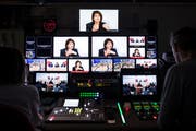 Bildschirme im Regieraum des Schweizer Fernsehens SRF. (Archivbild: Peter Klaunzer/Keystone (Bern, 18. Oktober 2017)