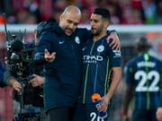 Verschossener Penalty als Thema: City-Trainer Pep Guardiola und Riyad Mahrez im Gespräch (Bild: KEYSTONE/EPA/PETER POWELL)