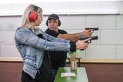 Der Instruktor überwacht jede Bewegung der Teilnehmerinnen, die sich zum ersten Mal an der Waffe versuchen. (Bild: Hanspeter Schiess)