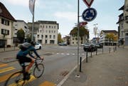 Beim Rabenkreisel gilt eine höhere Toleranzgrenze des Strassenlärms als auf der Kantonsstrasse. (Bild: Stefan Kaiser (Cham, 8. Oktober 2018))