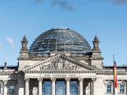Das Reichstagsgebäude in Berlin, Sitz des Bundestages, des deutschen Parlaments. (Bild: KEYSTONE/CHRISTIAN BEUTLER)