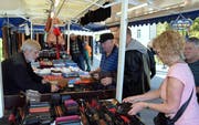 An den Marktständen wird fleissig gefeilscht.