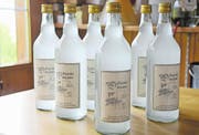 Bei den drei grossen Werdenberger Produzenten von Chörbliwasser ist das Volksheilmittel bereits ausverkauft. (Bild: Ursula Wegstein, 27. Mai 2017)