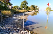 Wo früher Boote angebunden waren und ein Weg am Ufer entlangführte, ist seit Jahren kein Durchkommen mehr. Ein Zaun verwehrt den direkten Spaziergang zur Flussmündung am Alten Rhein. (Bild: Rudolf Hirtl)