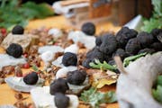 Die Auswahl ist gross: Jede Menge Trüffeln werden dargeboten. (Bild: Stefan Kaiser (Baar, 8. Oktober 2016)