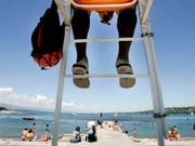 In überwachten Bädern gibt es laut SLRG kaum tödliche Badeunfälle - vielmehr stellten offene Gewässer den «Hotspot» dar. (Bild: KEYSTONE/MAGALI GIRARDIN)