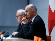 Sozialminister Alain Berset stellt sich den Fragen zum Gesetz über Versicherungsdetektive. Aus Sicht des Bundesrates ist dieses nicht unverhältnismässig. (Bild: KEYSTONE/PETER KLAUNZER)