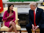 US-Botschafterin der Vereinten Nationen Nikki Haley im Gespräch mit US-Präsident Donald Trump am Dienstag im Weissen Haus. (Bild: KEYSTONE/AP/EVAN VUCCI)