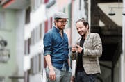 Neue Frage-Antwort-App entwickelt: Christoph Wirz und Jonas Schwarz in der Zuger Altstadt. Auf dem Bild fehlt Fabian Schumacher. (Bild: Stefan Kaiser (3. Oktober 2018))
