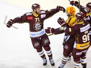 Tanner Richard (Nummer 71) lässt sich von seinen Genfer Teamkollegen nach dem entscheidenden Penalty feiern (Bild: KEYSTONE/SALVATORE DI NOLFI)
