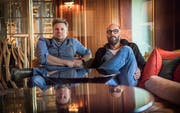 Michael Kobr (links) und Volker Klüpfel schreiben seit 15 Jahren Bestseller. Von einer Bücherkrise merken sie nichts. Bild: Andrea Stadler