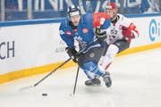 Viktor Stalberg (Nr. 25) und seine EVZ-Teamkollegen in der Champions League: Noch ein Punkt fehlt.Bild: Andy Müller/Freshfocus (Zug, 7. September 2018)