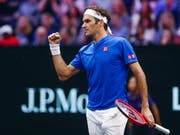 Roger Federer greift fünf Wochen nach seinem letzten Ernstkampf wieder ins Geschehen ein (Bild: KEYSTONE/FR136454 AP/KAMIL KRZACZYNSKI)