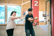 Reporter Roger Rüegger lässt sich von Expertin Rita Brönnimann im Bocciodromo auf der Allmend den Boccia-Sport erklären. (Bild: Pius Amrein (Luzern, 5. September 2018))