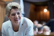«Ich kann mit allen Leuten irgendwie reden», sagt Karin Keller-Sutter. (Bild: Keystone)
