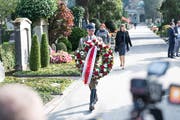 Der polnisch Soldat bringt den Blumenkranz zum Grab. (Bild: Roger Grütter (Luzern, 9. Oktober 2018))