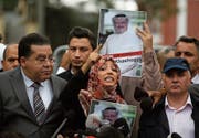 Die jemenitische Journalistin und Friedensnobelpreisträgerin Tawakkol Karman (Mitte) bei einer Protestkundgebung für den vermissten Journalisten Jamal Khashoggi. Bild: Lefteris Pitarakis/AP (Istanbul, 8. Oktober 2018)
