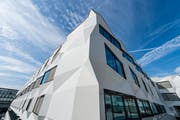 Aussenansicht der Universität Luzern (Bild: Roger Grütter, 29. September 2017)