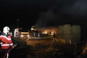 Die Feuerwehr war mit rund 35 Personen angerückt. (Bild: Kapo SG)
