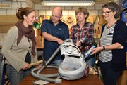 Der Vorstand des Vereins Repair-Café Bischofszell kümmert sich um einen defekten Staubsauger: Isabelle Rey, Thomas Sutter, Yvonne Sutter und Marianne Fontanive. (Bild: Yvonne Aldrovandi-Schläpfer)