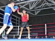 Einen der besten Kämpfe lieferten sich der Rheintaler Matheus Da Sousa (im roten Trikot) und sein St.Galler Gegner Felix Franke. Da Sousa gewann den Kampf nach Punkten. (Bilder: Ulrike Huber)