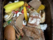 Kampf gegen Food Waste: Das grösste Potenzial liegt laut der Studie bei Tellerresten, Beilagen, Brot und Backwaren. (Bild: Keystone/DPA-Zentralbild/Z1032/_ARNO BURGI)