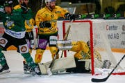 Oltens Alban Rexha (links) bejubelt seinen Treffer zum 4:3 in der Verlängerung. Der bezwungene Janick Schwendener im Thurgauer Tor kann es nicht fassen. (Bild: Marc Schumacher/Freshfocus)