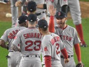 Nichts ist süsser: Die Spieler der Boston Red Sox feiern ihren 16:1-Triumph letzte Nacht in New York (Bild: KEYSTONE/FR51951 AP/BILL KOSTROUN)