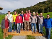Von links: Kantonalschützenmeister Seppi Gabriel und alle Sieger: Astrid Flury, Michel Barto, Rita, Bieri, Klaus Achermann, Michael Burch, Robert Walker, Erich May, Paul Waser, Peter Achermann und Kantonalpräsident Max Ziegler. (Bild: Daniel Gander/PD)