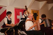Die Ländlerformation Willis Wyberkapelle wusste dem Publikum zu gefallen; von links: Gaby Näf, Martina Rohrer, Willi Valotti und Andrea Ulrich. (Bild: Paul Gwerder (Altdorf, 8. Oktober 2018))