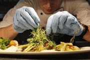 Die hohe Kunst des Kochens und Anrichtens: In der Zentralschweiz in zahlreichen Restaurants gepflegt. (AP Photo/Miguel Villagran)