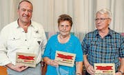 Rita Schuler aus Steinen gewann die «Bote»-Jassmeisterschaft. Alois Zgraggen, Schattdorf (links), wurde Zweiter. Auf dem dritten Rang landete Ferdy Lindauer, Brunnen.(Bild: Ernst Immoos/bote.ch)