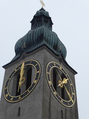Verwirrliche Zeitangaben am Kirchturm der katholischen Kirche von Degersheim. (Bild: Andrea Häusler)