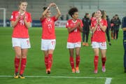 Die Schweizer Fussballerinnen jubeln nach dem Spiel. (Bild: KEYSTONE/Marcel Bieri)