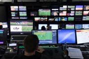 Blick in den Regieraum für Bild und Ton während einer Fussball-Liveübertragung von SRF Sport (Bild: KEYSTONE/Gaetan Bally).