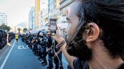 Szene aus «Black Code»: Filipe Garcia Peçanha während Protesten in Rio de Jeneiro. (Bild: PD)