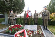 Polnische Wachen stehen am Grabstein von Konstanty Rokicki. (Bild: Roger Grütter (Luzern, 9. Oktober 2018))