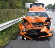 Eine Autofahrerin war abgelenkt und prallte in das vor ihr bremsende Auto. (Bilder: Kapo SG)