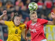 Rahel Kiwic behauptet sich im Luftduell mit Belgiens Tine de Caibny (Bild: KEYSTONE/MARCEL BIERI)
