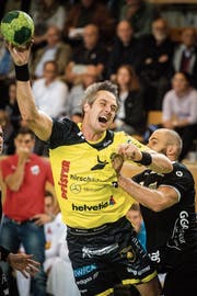 Bo Spellerberg (links) im Spiel gegen Pfadi Winterthur. (Bild: Benjamin Manser)