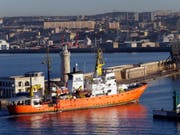 Das Rettungsschiff «Aquarius» kann vorderhand nicht aus dem Hafen im südfranzösischen Marseille auslaufen. Es sucht nach einem neuen Flaggenstaat. Für die Unterzeichner einer in Bern übergebenen Petition ist klar: Die Schweiz müsse nun Flagge zeigen. (Bild: Keystone/AP/CLAUDE PARIS)