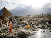 Bisher über 2000 Tote geborgen: Anwohnerin im zerstörten Palu auf Sulawesi. (Bild: KEYSTONE/AP/AARON FAVILA)