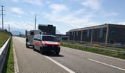 In der Nähe des Red-Bull-Abfüllers Rauch hatte Herbert Brunner auf der Autobahn eine Panne, aber die Polizei half in jeder Beziehung. (Bild: pd)