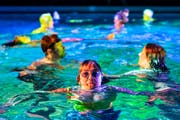 Die Künstlerin Pipilotti Rist inmitten von Badenden. (Bild: Anthony Anex/Keystone)