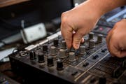 Einen grossen Teil des DJ-Handwerks brachte sich Dominic Holzer selber bei. (Bilder: Mareycke Frehner)