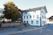 Gemäss Inschrift wurde das Haus im Zentrum von Brunnadern im Jahr 1620 erbaut. Es befindet sich zurzeit in Besitz der Gemeinde Neckertal und soll nun zusammen mit der Scheune verkauft werden. (Bild: Urs M. Hemm)