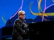 Der britische Popstar Elton John auf Abschiedstournee: Seine Show «Farewell Yellow Brick Road» ist inspiriert von der gelben Ziegelstrasse aus dem Zauberer von Oz. (Bild: KEYSTONE/AP Invision/BRENT N. CLARKE)